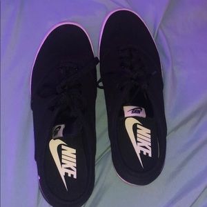 never worn. nike tennis shoes